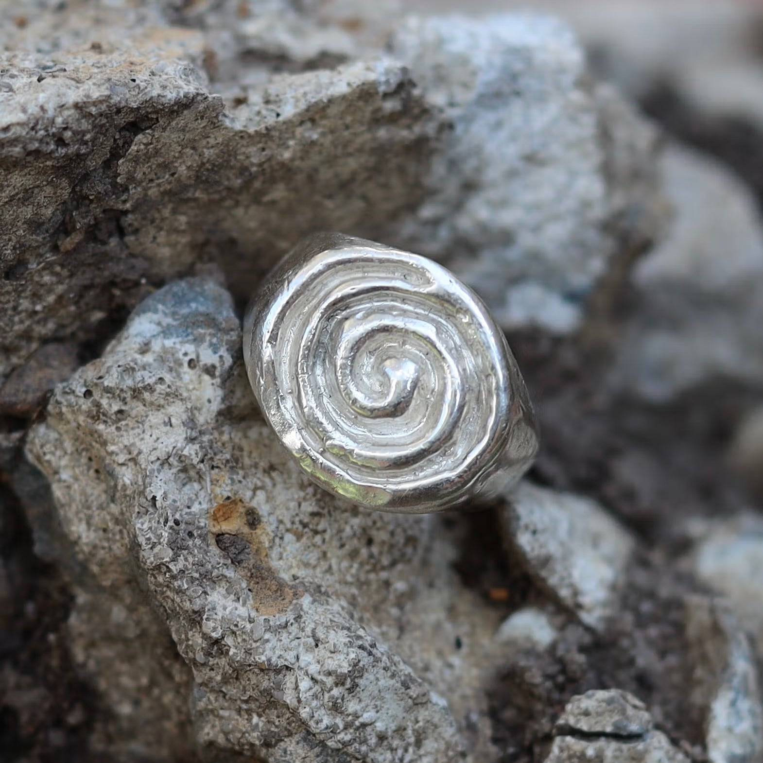 SPIRA SIGNET RING